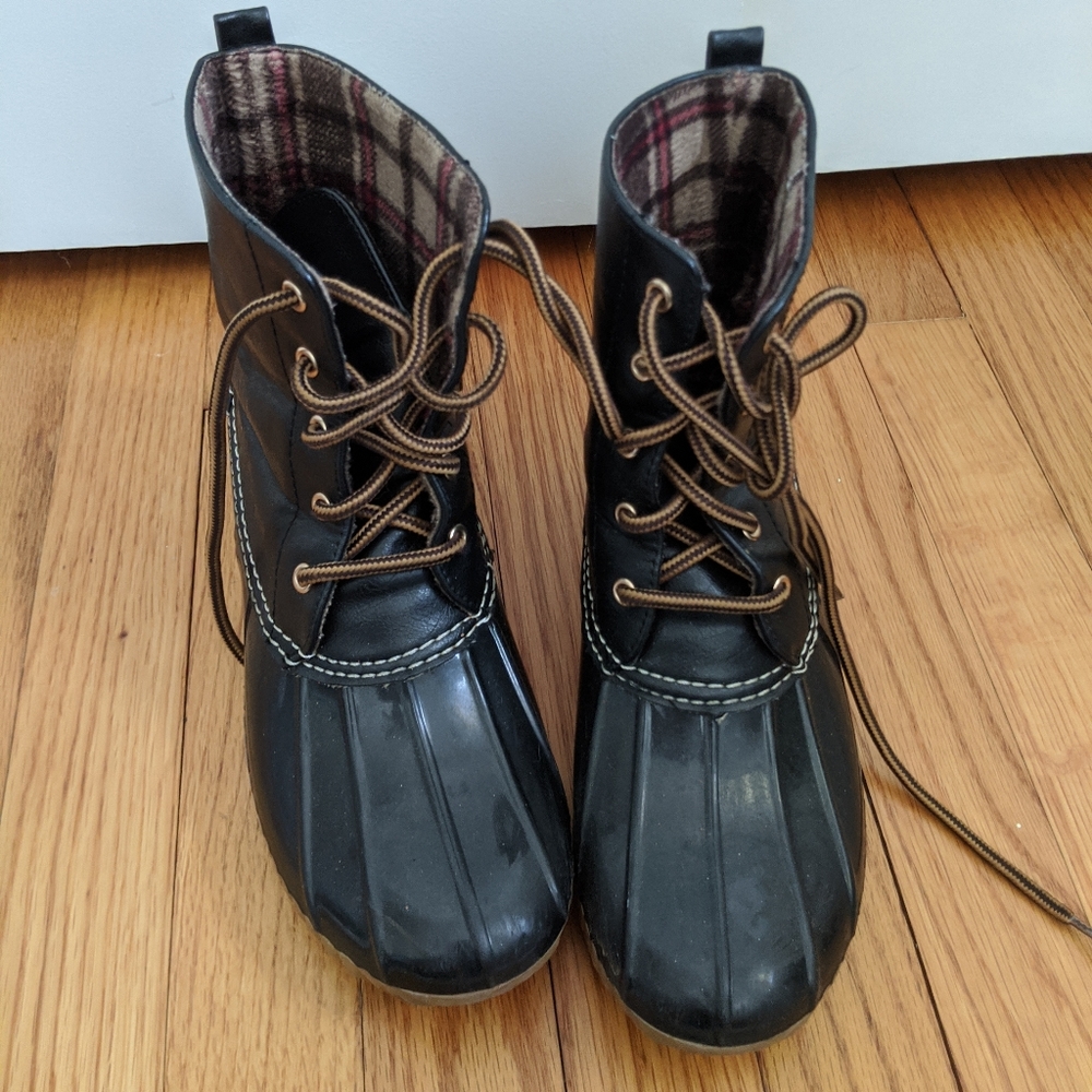 Black duck boots size 6.5